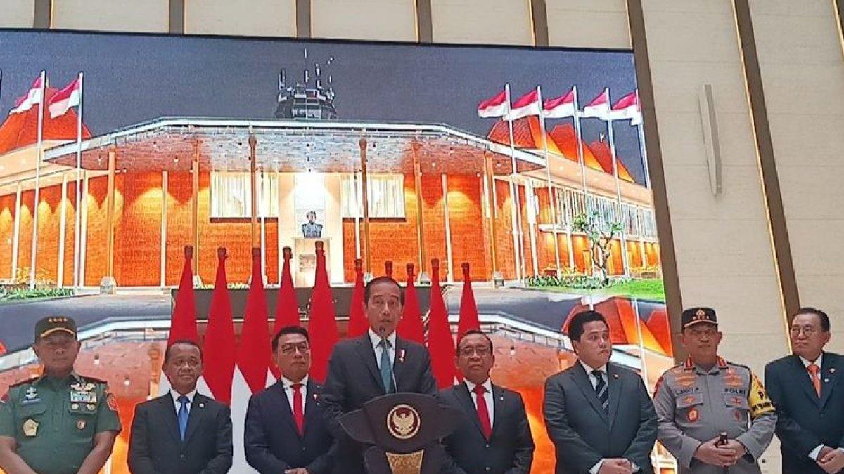Presiden Joko Widodo saat memberikan keterangan pers di Lanud Halim Perdanakusuma, Jakarta, Selasa (9/1/2024)