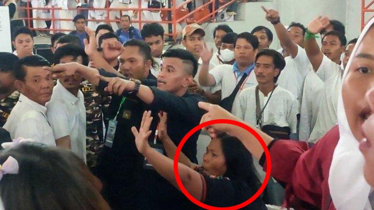 Presiden RI, Jokowi dilempar sandal dan air mineral saat bertemu dengan relawan Bobby Nasution di Gedung Serbaguna Jalan Willem Iskandar, Medan