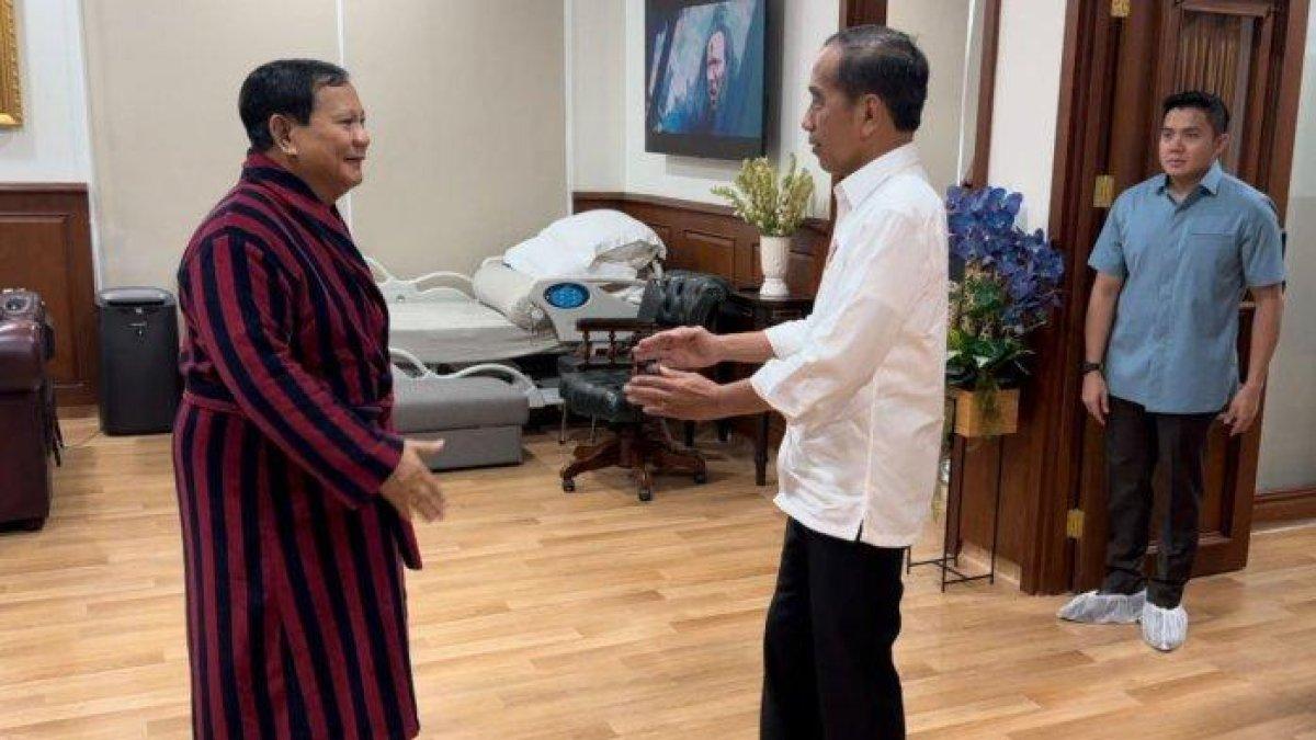 Presiden Jokowi jenguk Prabowo yang baru saja jalani operasi cidera kaki