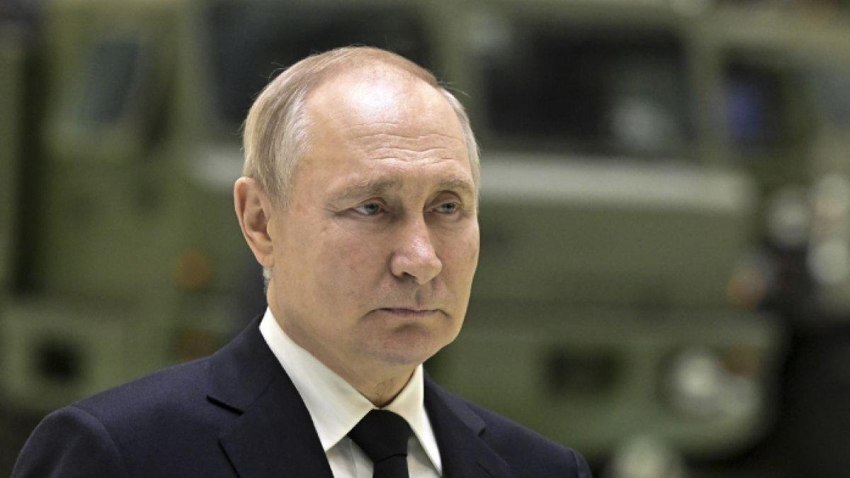 Presiden Rusia Vladimir Putin saat berbicara kepada para pegawai di pabrik Almaz-Antey Corporation's Obukhov, St Petersburg, Rusia, Rabu (18/1/2023). Presiden Vladimir Putin menyatakan belasungkawa dan menawarkan bantuan Rusia kepada Turkiye dan Suriah yang baru saja dilanda gempa dahsyat pada Senin (6/2/2023).