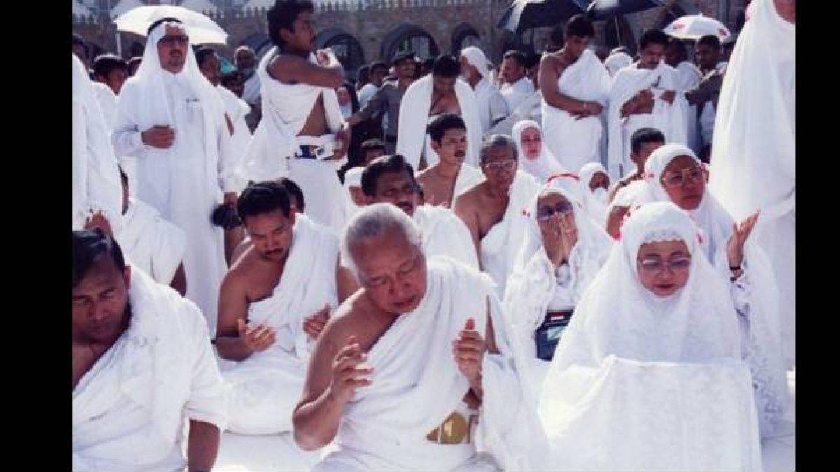 Presiden Soeharto dan keluarga melaksanakan ibadah haji pada 1991.