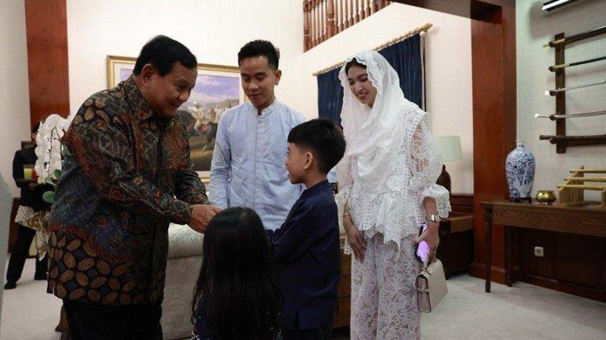 Presiden Terpilih Pilpres 2024, Prabowo Subianto berbicara akrab dengan Jan Ethes anak laki-laki Gibran Rakabuming Raka.