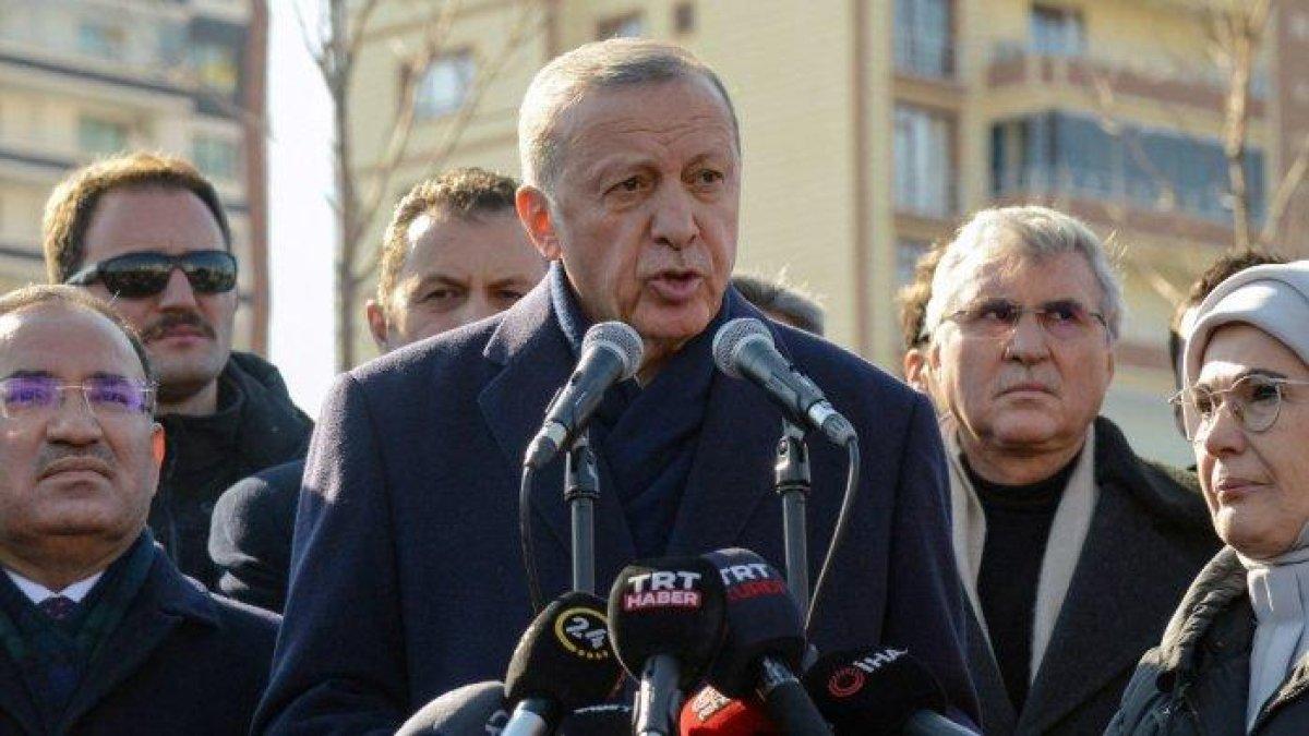 Presiden Turki Recep Tayyip Erdogan berbicara kepada pers selama kunjungannya ke kota Diyarbakir, Turki tenggara yang paling terpukul, lima hari setelah gempa berkekuatan 7,8 skala Richter melanda wilayah perbatasan Turki dan Suriah, pada 11 Februari 2023. Bencana dan kemarahan yang diakibatkannya tentang bagaimana pemerintah Turki menanganinya, datang hanya beberapa bulan sebelum pemilihan presiden pada bulan Juni. Erdogan mengakui untuk pertama kalinya pada 10 Februari 2023 bahwa pemerintahnya tidak dapat menjangkau dan membantu para korban