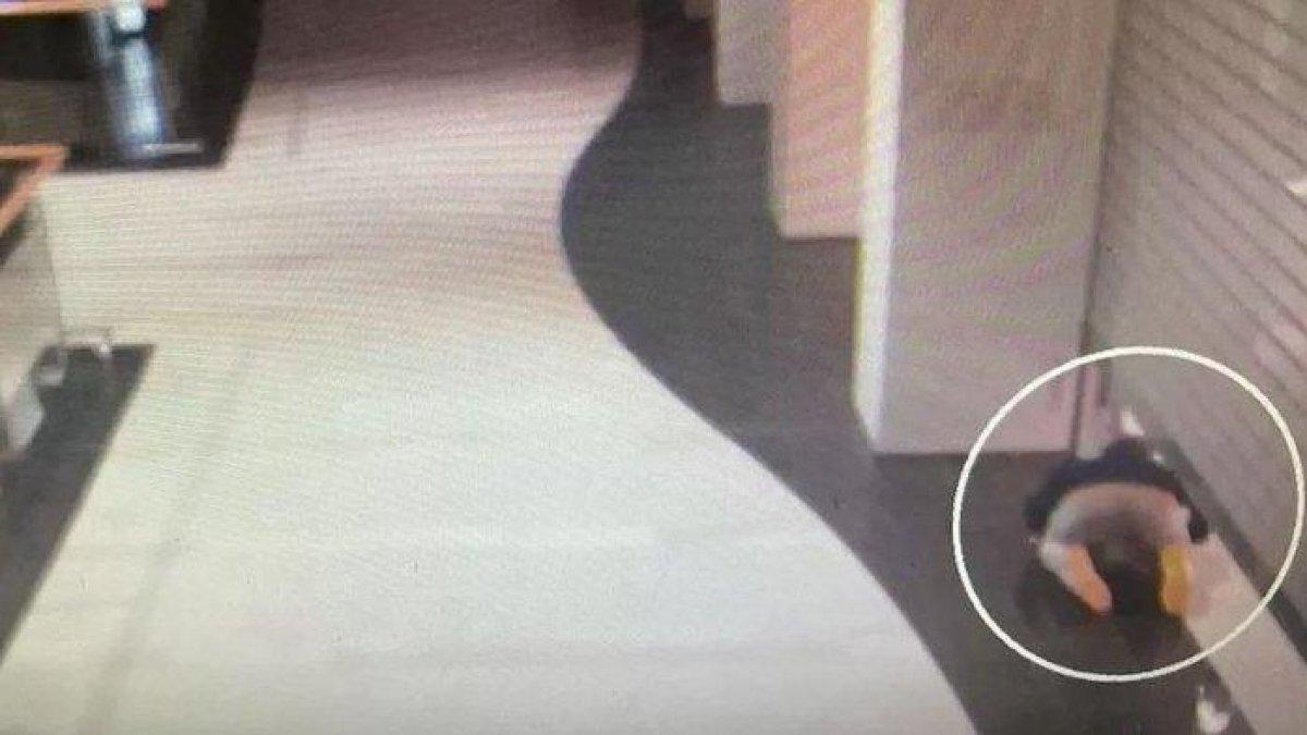 Pria Warsawa menyelinap di bawah penutup toko di mall