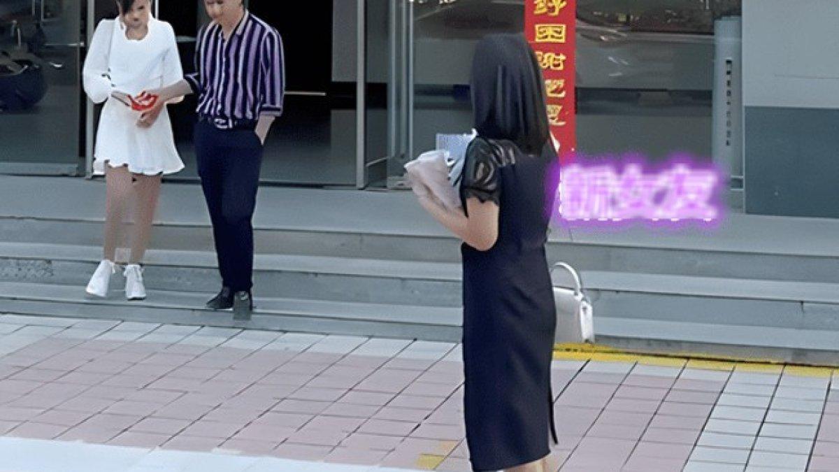 Pria baru resmi cerai ditunggu wanita diduga selingkuhannya di depan kantor Departemen Urusan Sipil