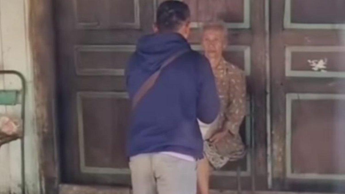 Pria beri bantuan dus besar lalu ditukar dengan yang kecil setelah ambil foto.
