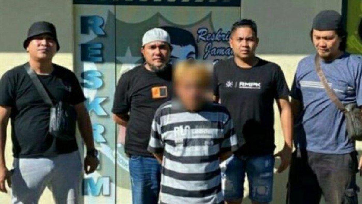 Pria berinisial YR (41), menabrakkan kendaraan yang dikendarainya ke arah tujuh warga