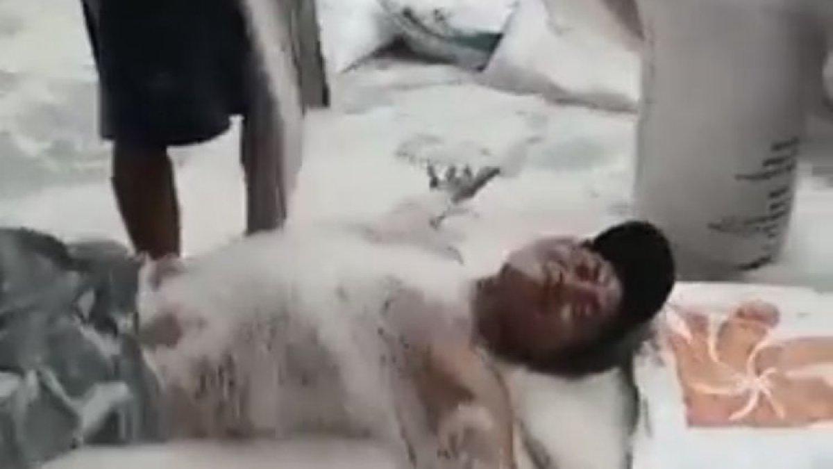 Pria bertelanjang dada mandi beras bulog