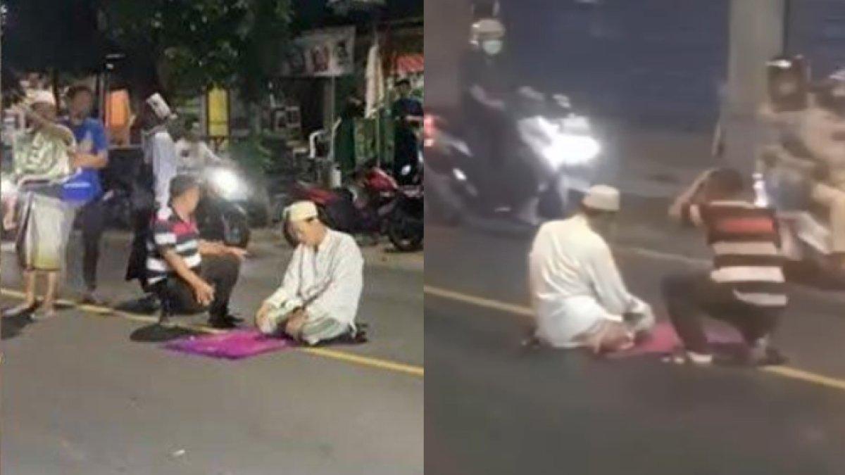 Pria di Gresik nekat salat di tengah jalan raya