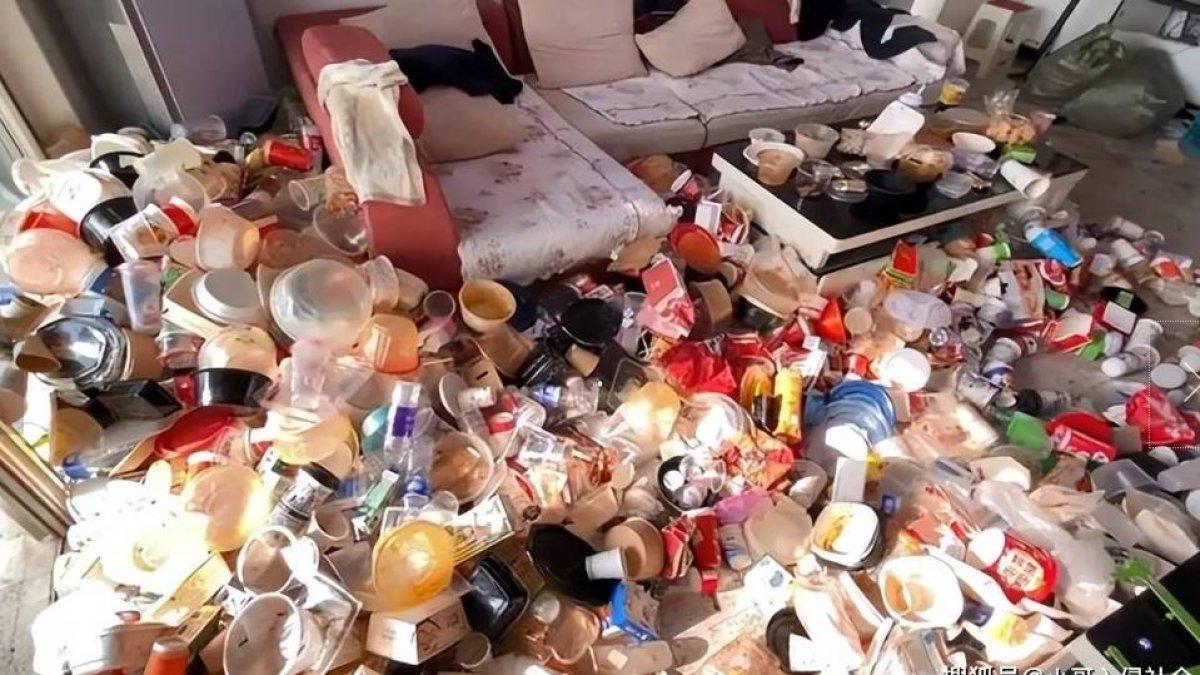 Pria ini hidup dengan tumpukan sampah