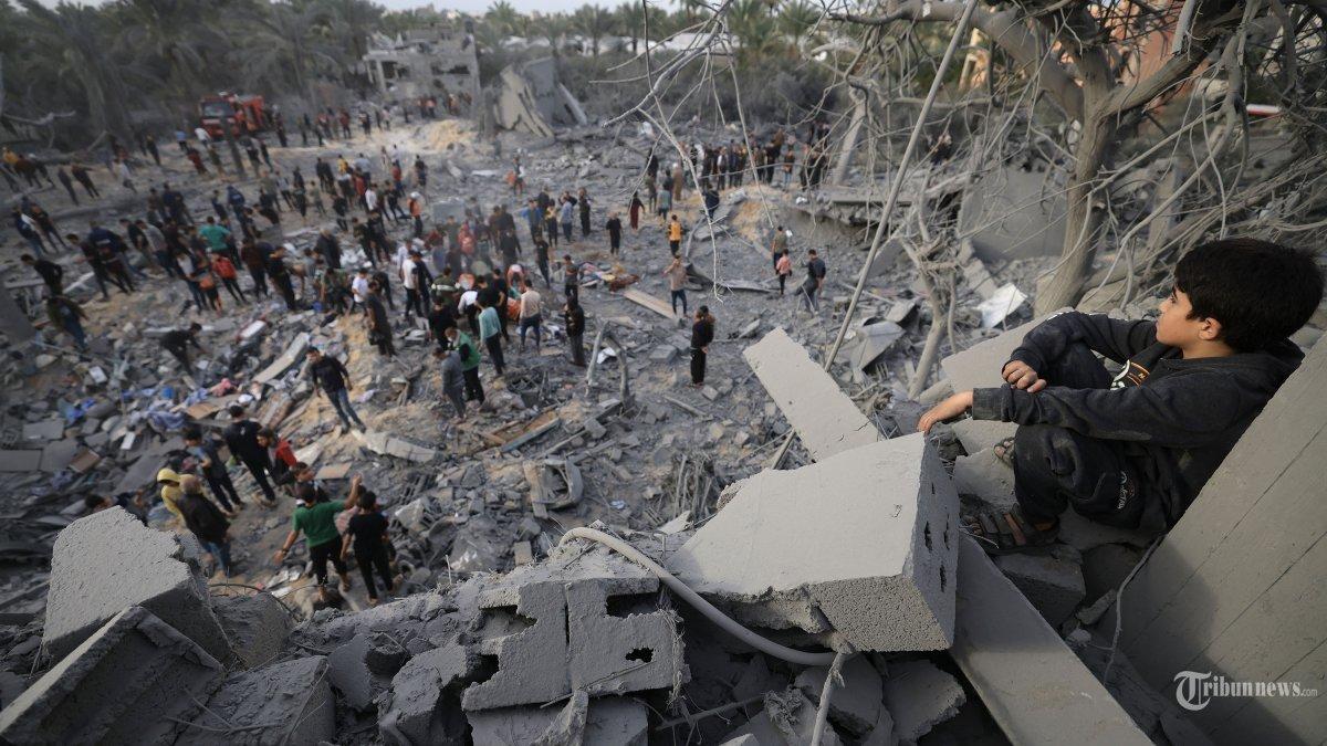 Seorang pria melihat puing-puing sebuah rumah setelah serangan Israel di Khan Yunis, di selatan Jalur Gaza pada 22 November 2023.