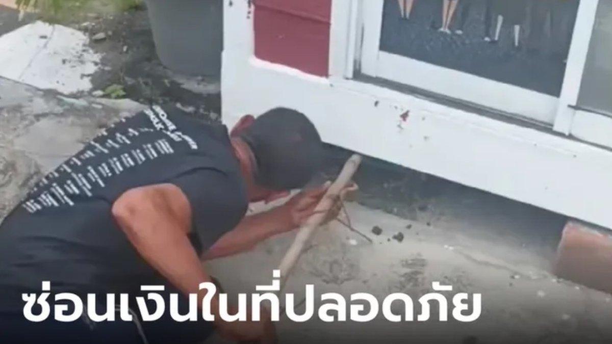 Pria mencari sesuatu di bawah bangunan kantor polisi, ternyata ada harta tersembunyi