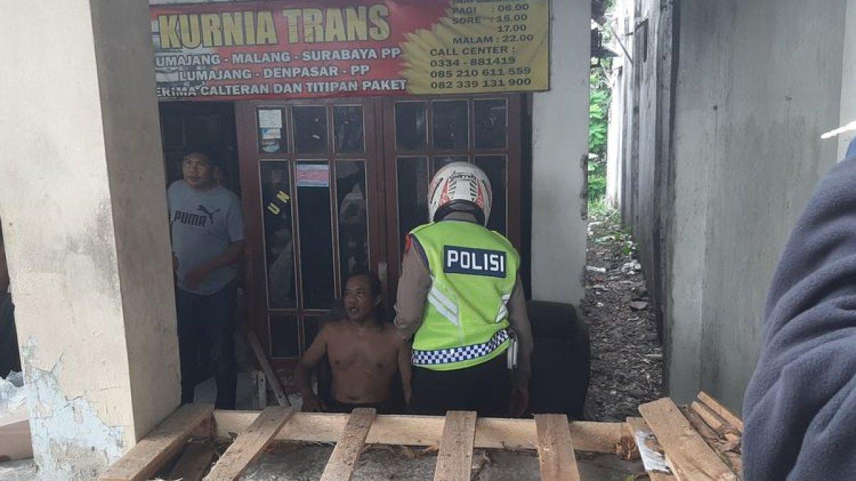 Pria mengamuk di Lumajang dan lukai seorang warga, Selasa (26/12/2023)