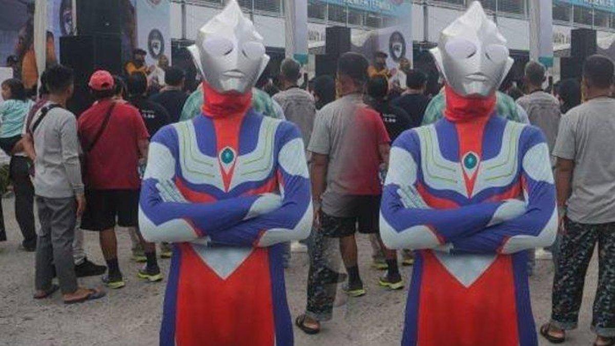 Pria mudik pakai kostum Ultraman, ternyata sedang patah hati
