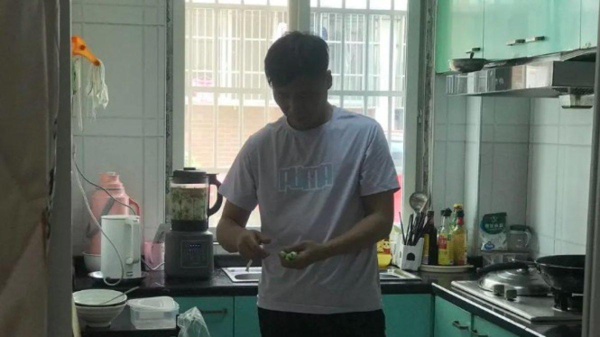 Pria rela resign kerja demi merawat ayah yang sakit.