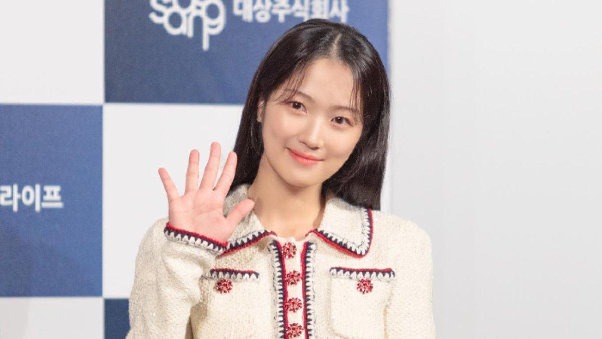 Profil Kim Hye Yoon bintang drakor Lovely Runner bersama Byeon Woo Seok.