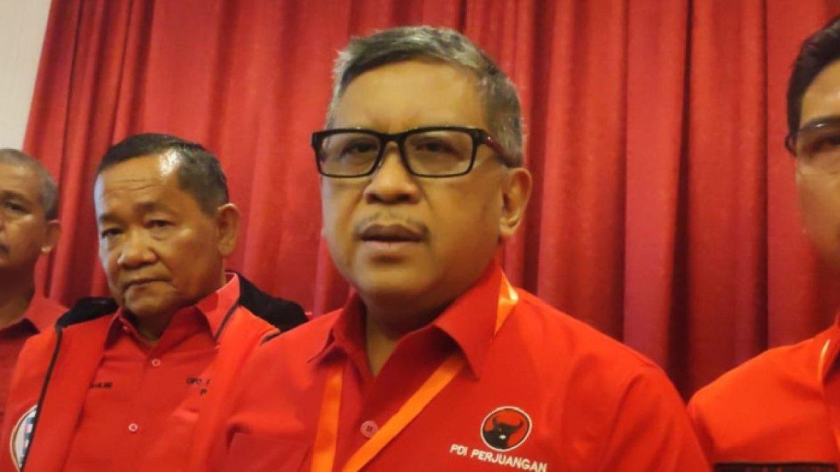 Profil Sekjen PDIP Hasto Kristiyanto yang jadi tersangka KPK dalam kasus suap Harun Masiku. Sekjen PDIP, Hasto Kristiyanto saat diwawancarai wartawan usai Rakerdasus DPD Pilkada Sumut di Hotel Adimulia, Medan, Minggu (6/10/2024).