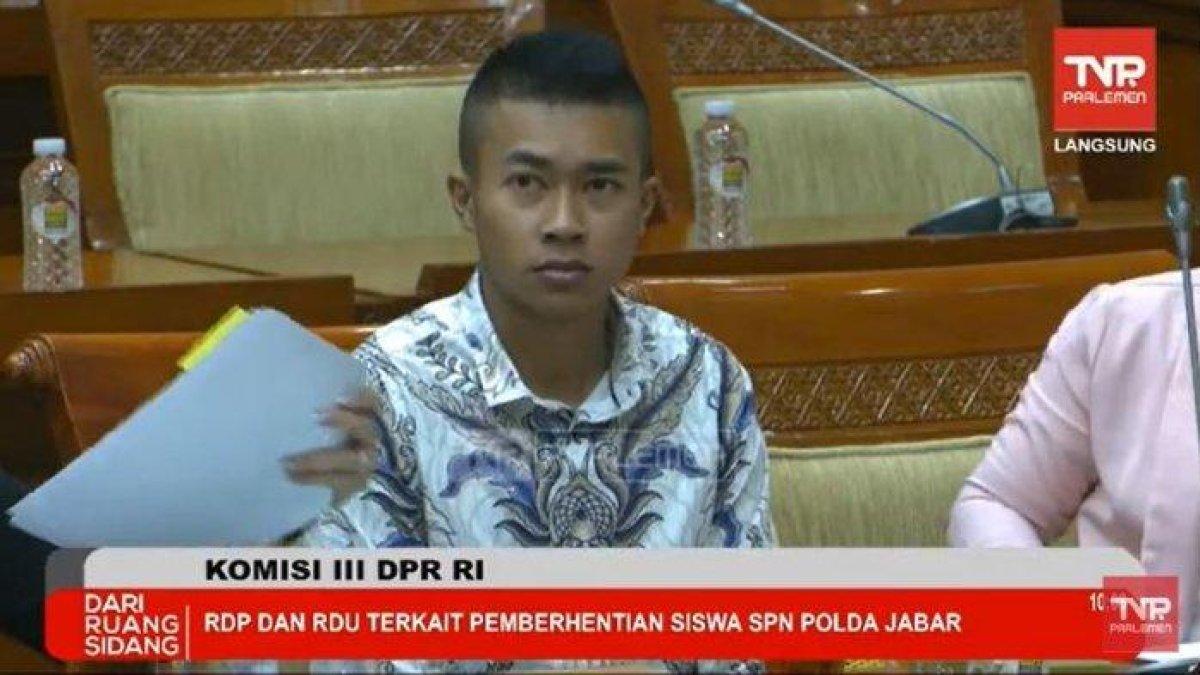 PEMECATAN SISWA SPN - Inilah tangkap layar sosok Valyano Boni Raphael yang saat sidang Komisi III DPR RI RDP dan RDPU terkait pemberhentian siswa SPN Polda Jabar pada Kamis (6/2/2025) yang diambil oleh Tribunnews pada hari ini Sabtu (8/2/2025). Simak profil Valyano Boni Raphael yang dipecat dari SPN Polda Jabar menjelang pelantikan.