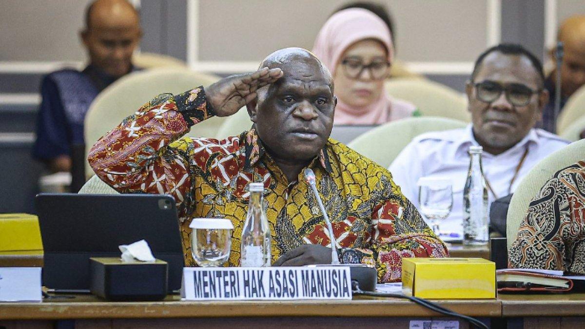 Profil, rekam jejak, harta kekayaan anak buah Presiden Prabowo, Natalius Pigai yang mengaku tak memiliki istri namun cuma tiga pacar.