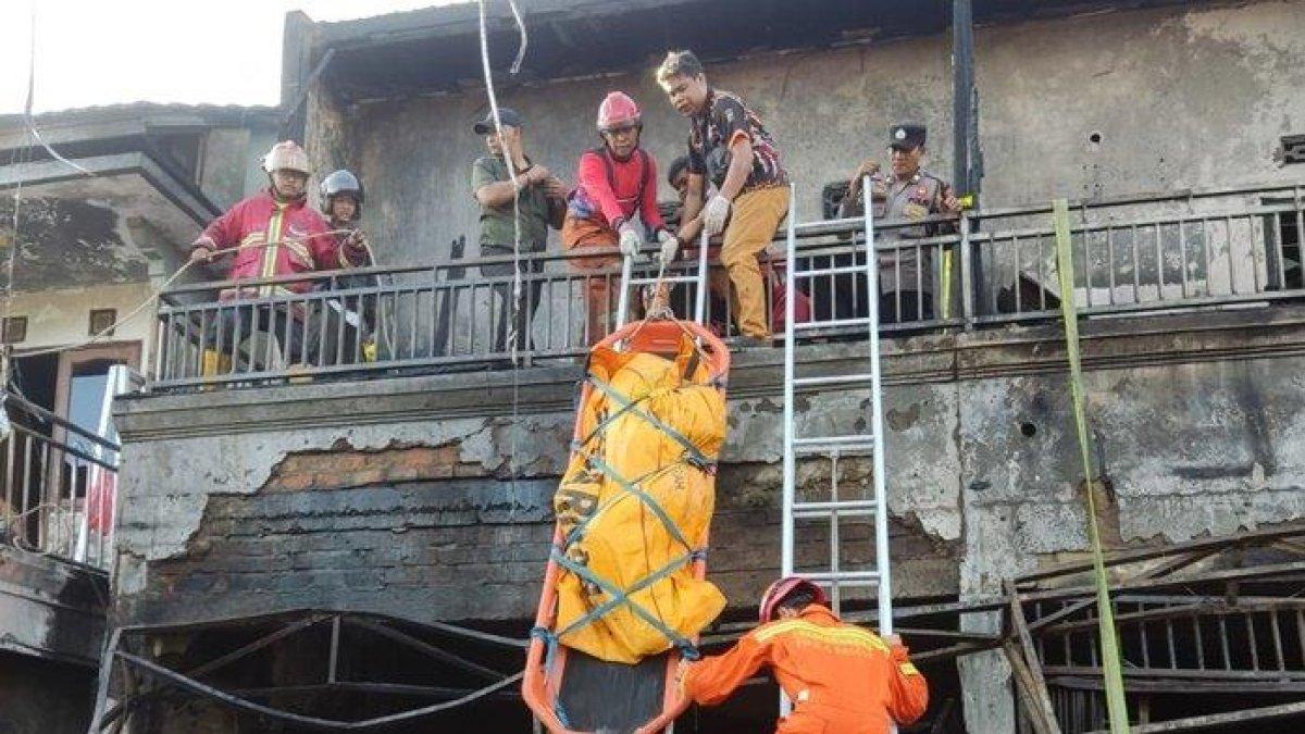 Proses evakuasi jasad korban yang terjebak dalam musibah kebakaran Samarinda