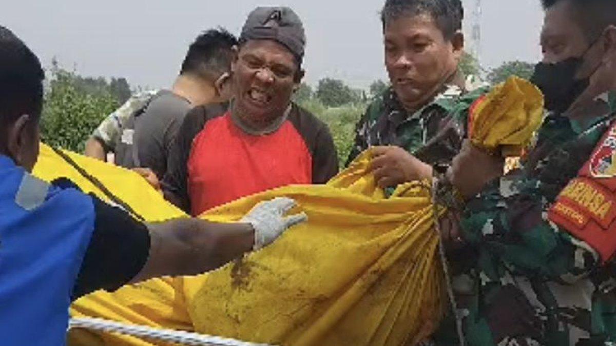 Proses evakuasi jenazah di sungai Sidoarjo, Jumat (15/12/2023).