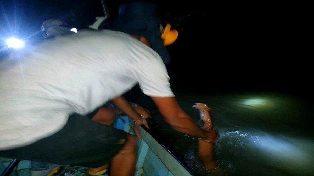 Proses evakuasi korban serangan buaya liar di Desa Pantai, Kabupaten Kotabaru