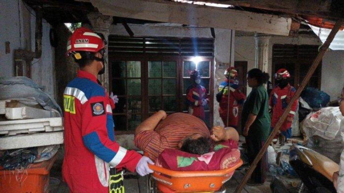 Proses evakuasi pasien obesitas berbobot 130 kilogram dari RS Hermina Jatinegara ke rumah di Kramat Jati, Jakarta Timur, Sabtu (2/9/2023).