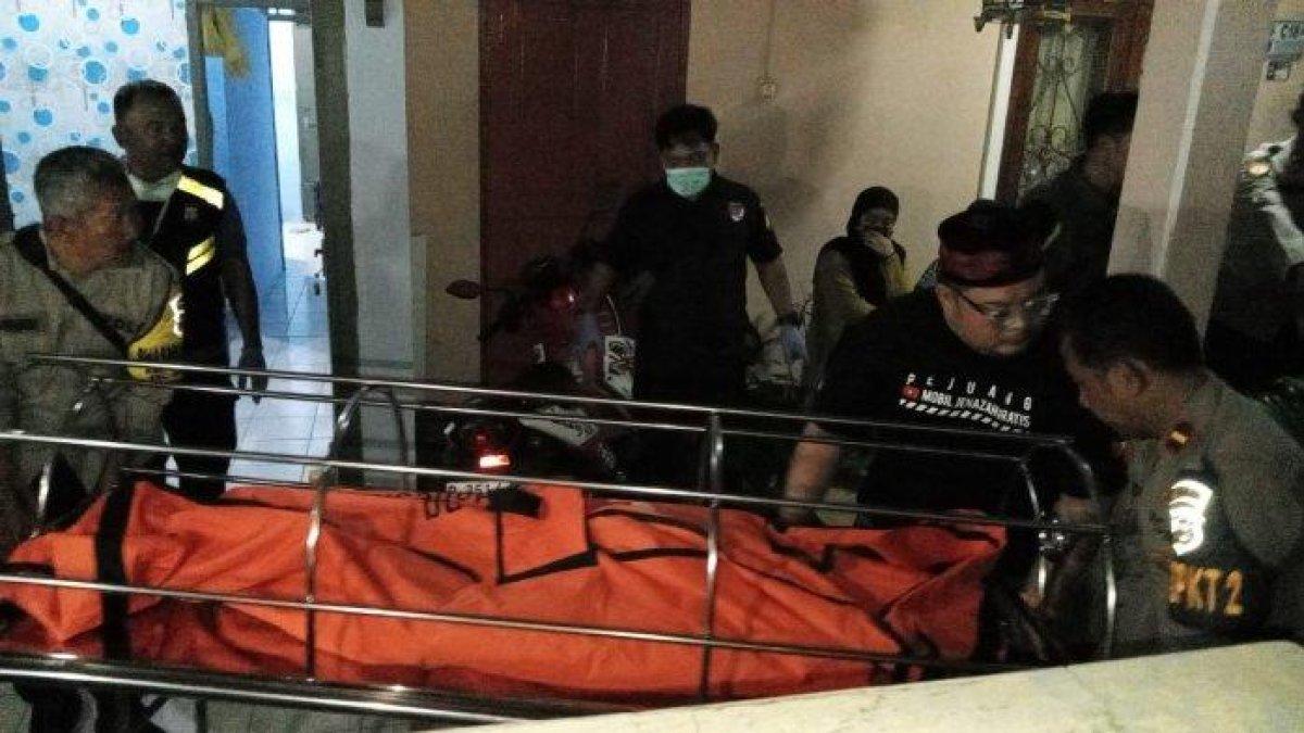 Proses evakuasi seorang wanita yang diduga dibunuh oleh pacarnya di Depok, Jawa Barat