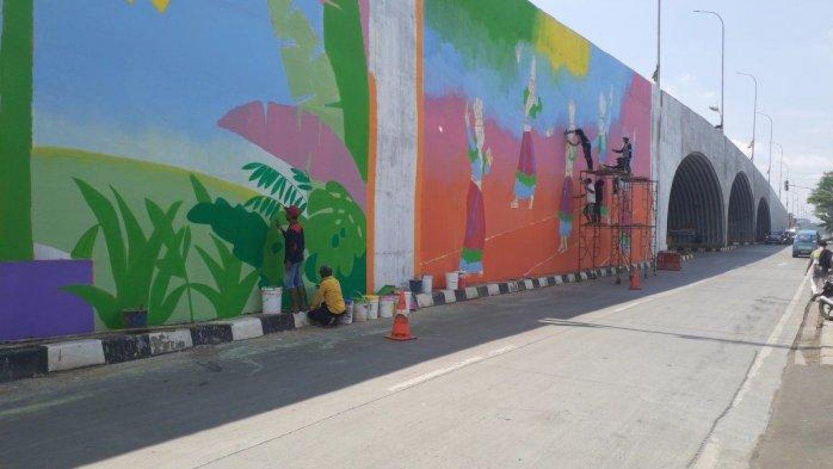 Proses menggambar mural di Flyover Gaplek, Pamulang, Tangsel, Selasa (9/3/2021). Seorang pria melompat diduga untuk bunuh diri dari Flyover Gaplek, Pamulang, Tangerang Selatan (Tangsel), Rabu (11/10/2023)
