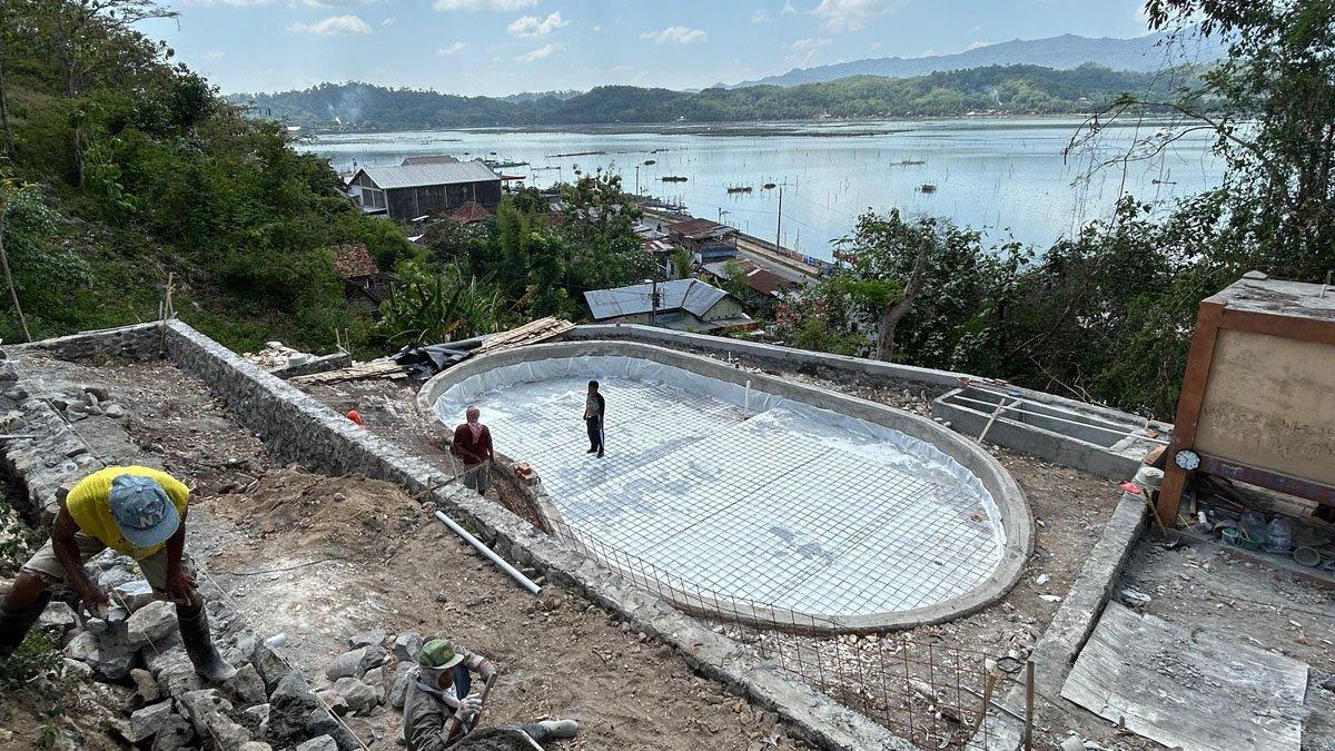 Proses pembangunan wahana keceh bocah yang berada di Obyek WIsata Bukit Sidoguro, Desa Krakitan, Kecamatan Bayat, Klaten.