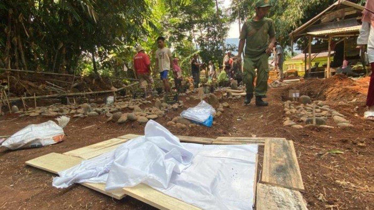 Proses pemindahan 211 makam yang berada di lahan milik PLN di Kecamatan Leuwisadeng, Kabupaten Bogor, Selasa (5/9/2023).