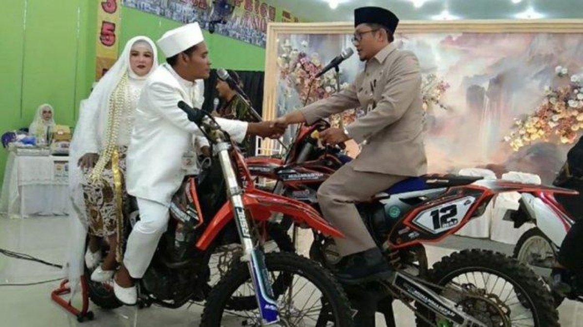 Pengantin ijab kabul di atas motor trail.