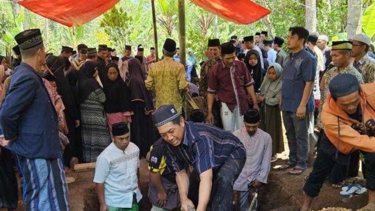 Prosesi pemakaman tiga korban kecelakaan bus Handoyo di Tol Cipali, Sabtu (16/12/2023). Tiga korban asal Kabupaten Magelang, Jawa Tengah, itu merupakan pasangan suami istri dan cucunya.
