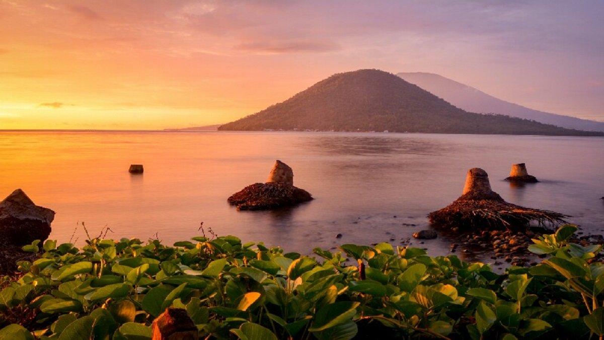 Provinsi Maluku Utara. Pulau maitara dan gunung gamalama yang di ambil di kepulauan tidore.