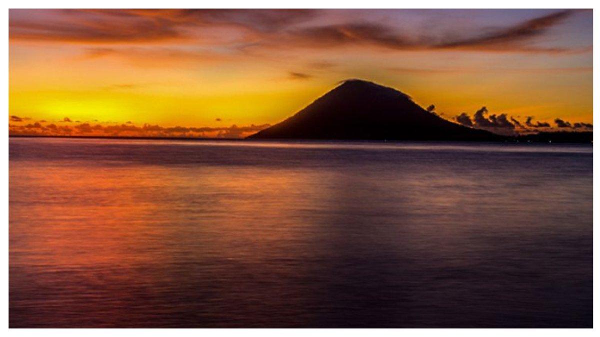 PULAU MANADO TUA - Pulau Manado Tua menawarkan pesona alam yang eksotis dengan perairan jernih dan kekayaan bawah laut yang memikat para pecinta alam.