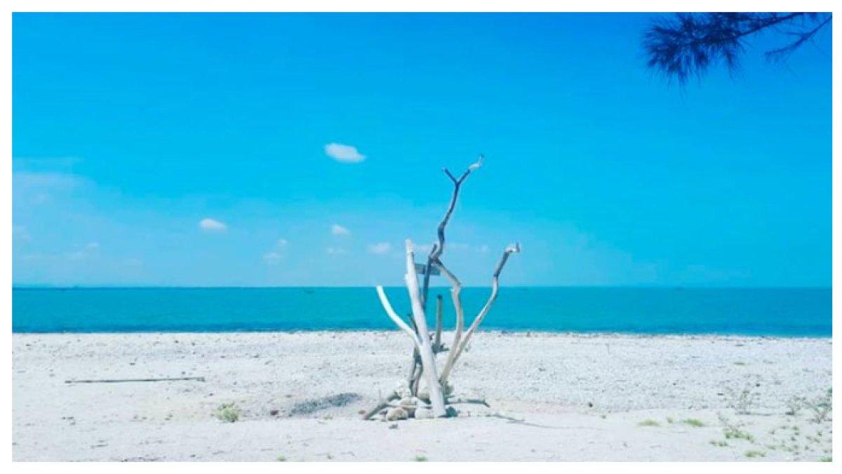 LAUT YANG BIRU PULAU GEDE REMBANG - Pulau Gede adalah salah satu wisata di Rembang, Jawa Tengah.
