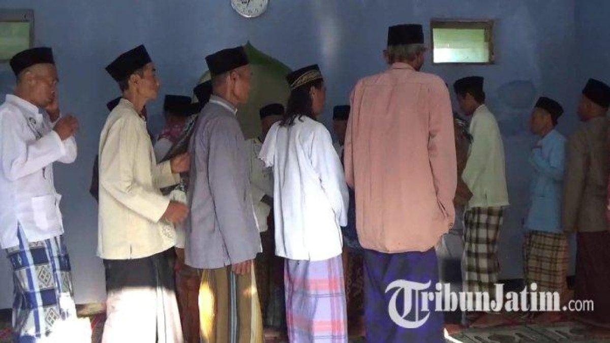 Puluhan Jamaah Tarekat Syattariyah atau yang lebih dikenal dengan sebutan Aboge b