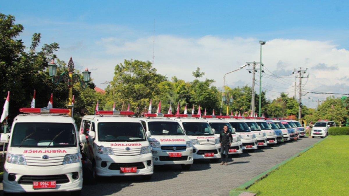Puluhan mobil ambulans terparkir di halaman Pendopo Pemkab Klaten