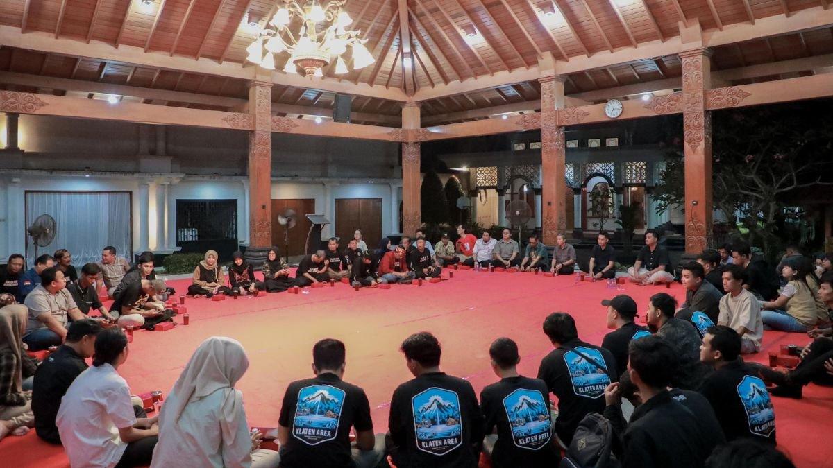 INFLUENCER KLATEN - Puluhan pegiat media sosial se-Kabupaten Klaten menghadiri undangan Bupati Klaten Hamenang Wajar Ismoyo di Pendopo Rumah Dinas Bupati, Rabu (2/7/2025).
