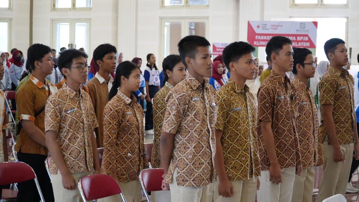 DONOR DARAH PELAJAR - Puluhan pelajar antre mendaftarkan diri agar dapat mengikuti Donor Darah Pelajar di Gedung Grha Bung Karno (GBK), Klaten, pada Kamis (19/6/2025).