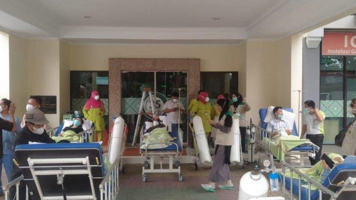 Puluhan perawat Rumah Sakit Sari Asih Karawaci menangani korban kebocoran gas menyengat dari pabrik batu es di depan ruang IGD, Karawaci, Kota Tangerang, Banten, Selasa (6/2).
