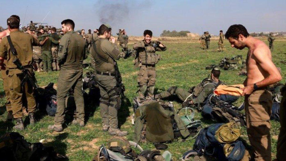 Tentara Israel berkumpul di dekat perbatasan dengan Jalur Gaza di Israel setelah mereka kembali dari Jalur Gaza, pada tanggal 31 Desember 2023 di tengah berlanjutnya pertempuran antara Israel dan kelompok militan Hamas. --- Puluhan tentara Israel dikabarkan menderita penyakit kulit di perbatasan Jalur Gaza.