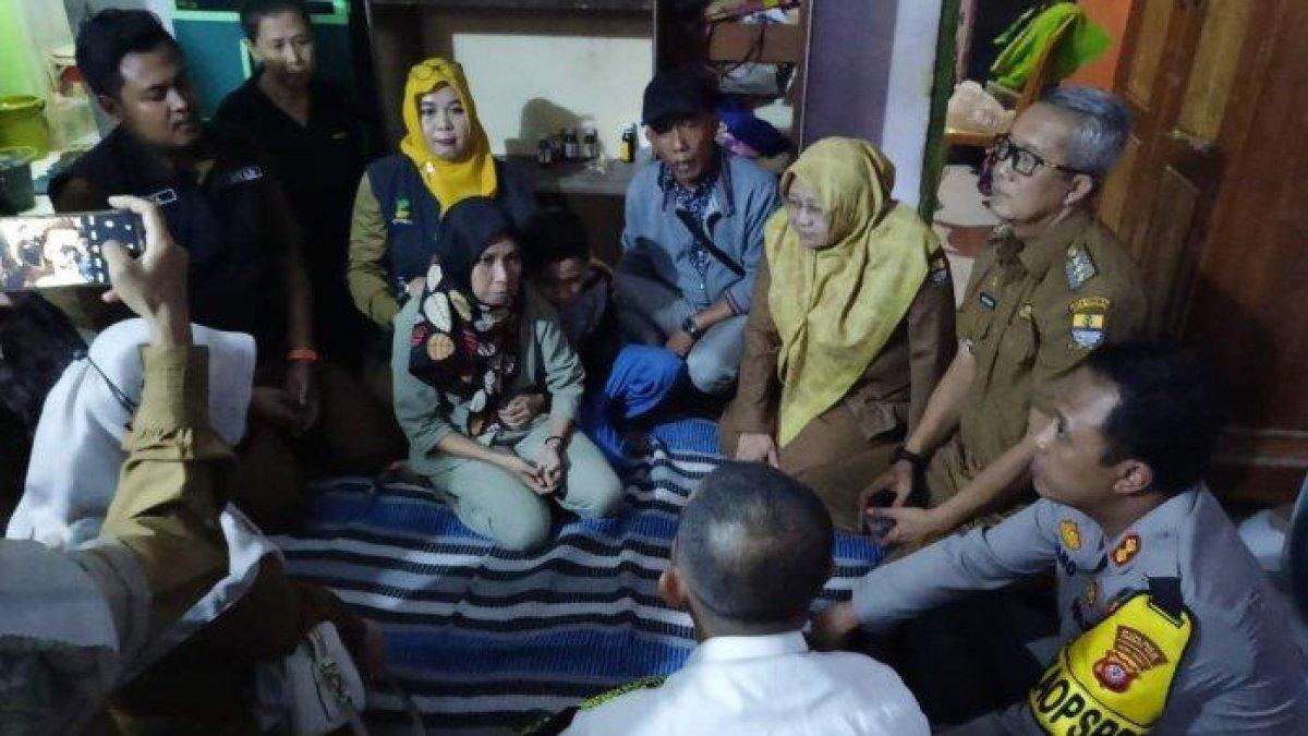 Staf Kementerian Sekretariat Negara RI, Puput Hariadi saat mengunjungi rumah Arya Randi Pratama, bocah yang mengalami depresi beralamat di Kampung Gunungsari Bedeng, Kelurahan Pekiringan, Kecamatan Kesambi, Kota Cirebon, Senin (13/5/2024).