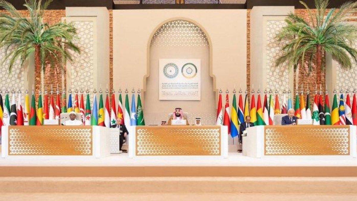 Putra Mahkota Saudi Mohammed bin Salman (tengah) memimpin pertemuan darurat Liga Arab dan Organisasi Kerjasama Islam (OKI), di Riyadh.