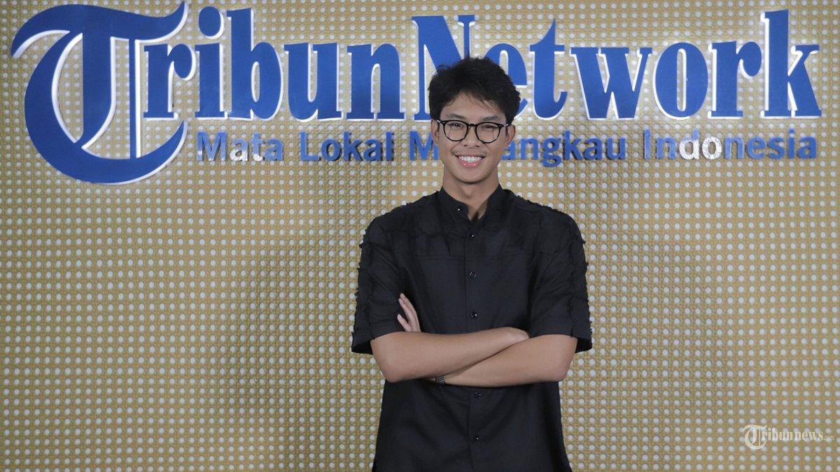 Putra calon presiden Ganjar Pranowo, Muhammad Zinedine Alam berpose usai menjadi narasumber pada sesi wawancara khusus dengan Tribun Network di Studio Tribun Network, Jakarta, Jumat (8/12/2023).