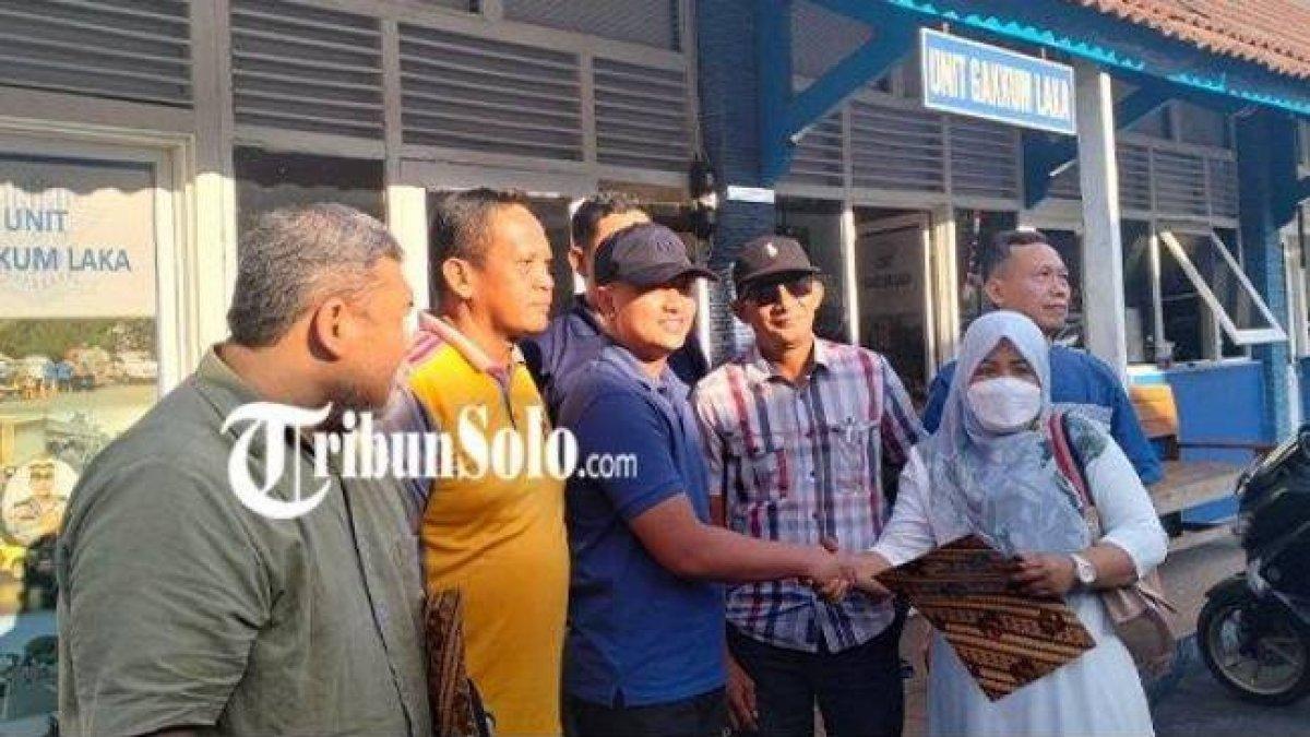 Putra mahkota Keraton Solo KGPAA Purboyo dan ibu korban yang terlibat tabrak lari di Gladak, Solo, saat bertemu di Polresta Solo, Jumat (11/8/2023)