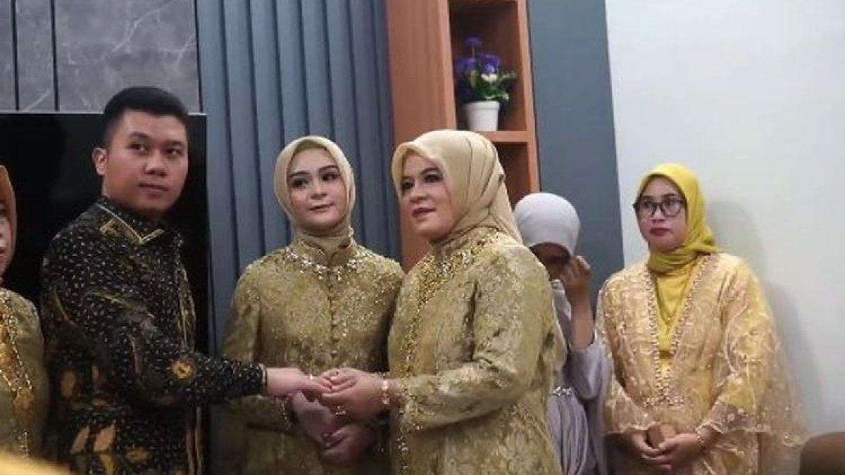 Putri Ariana Sulhijrah (22), mahasiswi asal Kabupaten Gowa, Sulawesi Selatan tengah berpose dengan. Pria yang melamarnya dengan mahar Rp 2 miliar. Minggu, (29/10/2023)