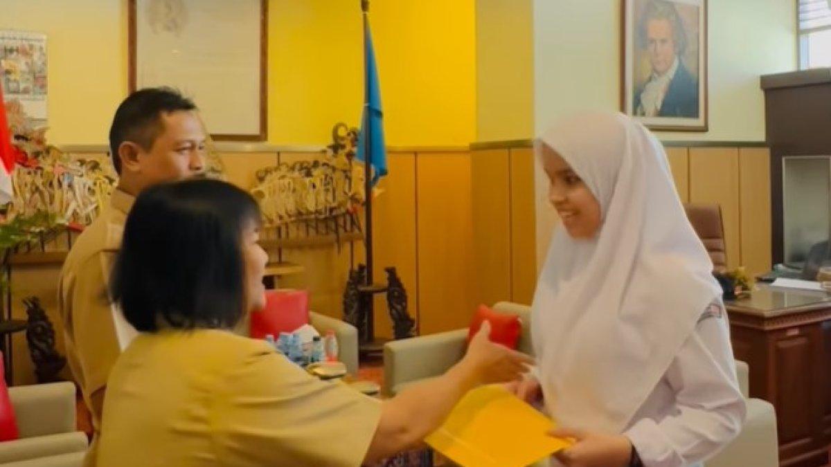 Putri Ariani bersama gurunya di sekolah musik.