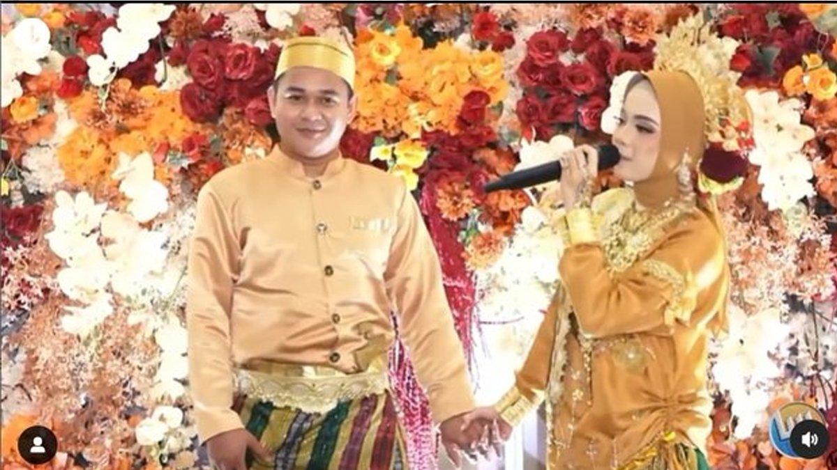 Putri Isnari dan Azis