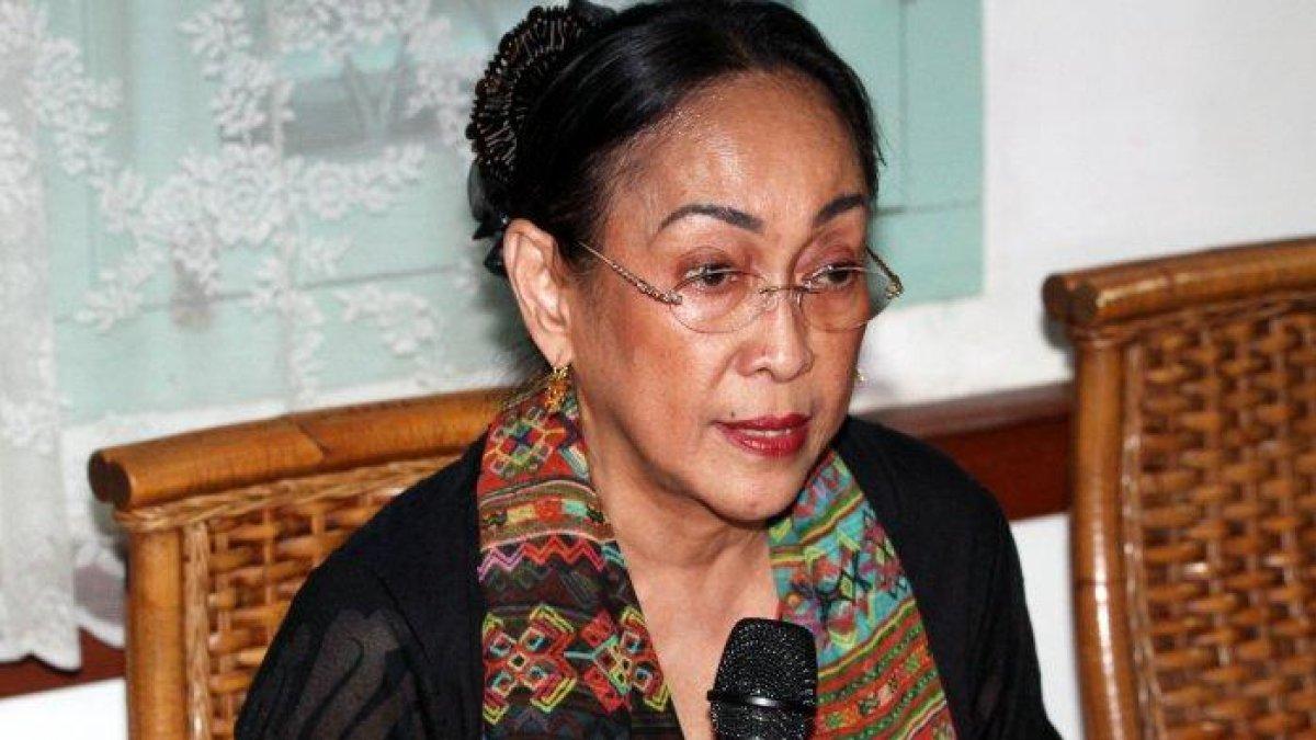 Putri Presiden pertama RI Soekarno, Sukmawati Soekarnoputri memberikan keterangan kepada wartawan terkait puisi Ibu Indonesia yang dibacakannya di Jakarta, Rabu (4/4/2018). Dalam keterangannya, Sukmawati memimta maaf kepada berbagai kalangan khusunya dikalangan umat Islam terkait kontroversi puisi Ibu Indonesia.